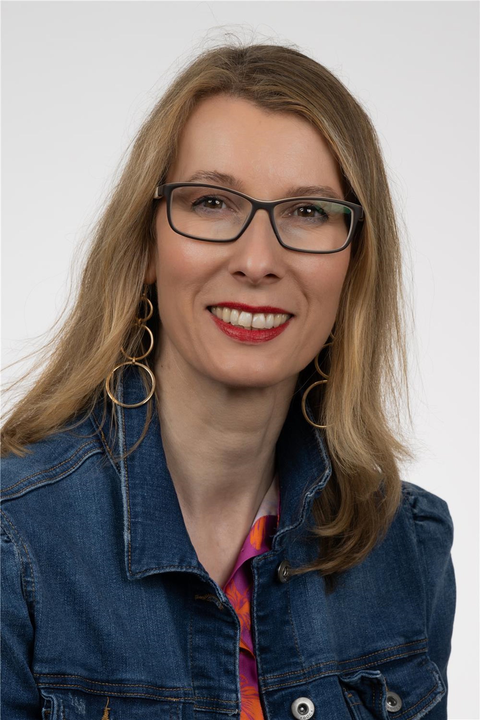 Frau steht vor einer weißen Wand