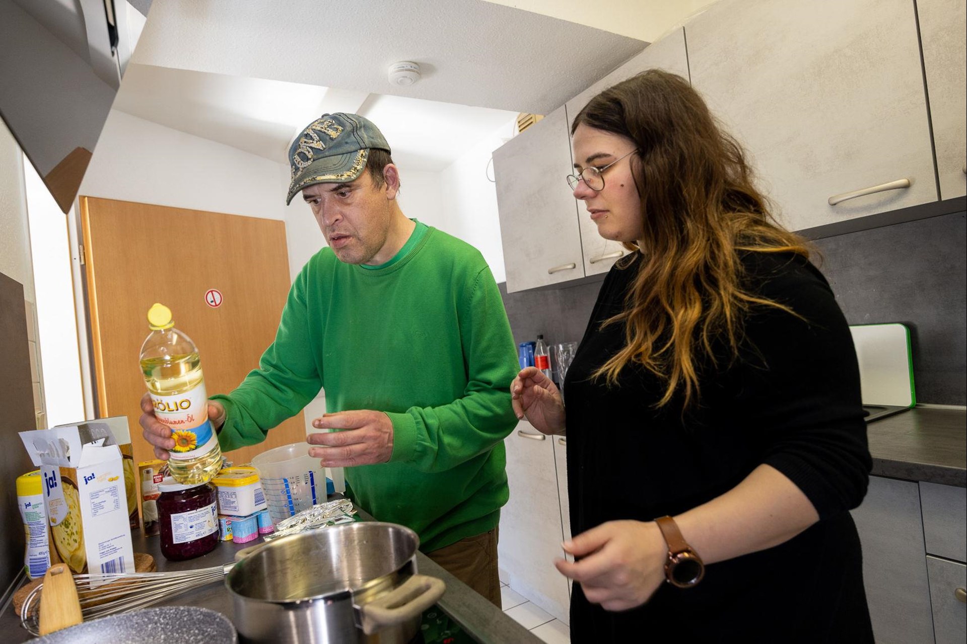 Zur Unterstützung der Bewohnerinnen und Bewohner gehört auch die Assistenz beim Kochen.