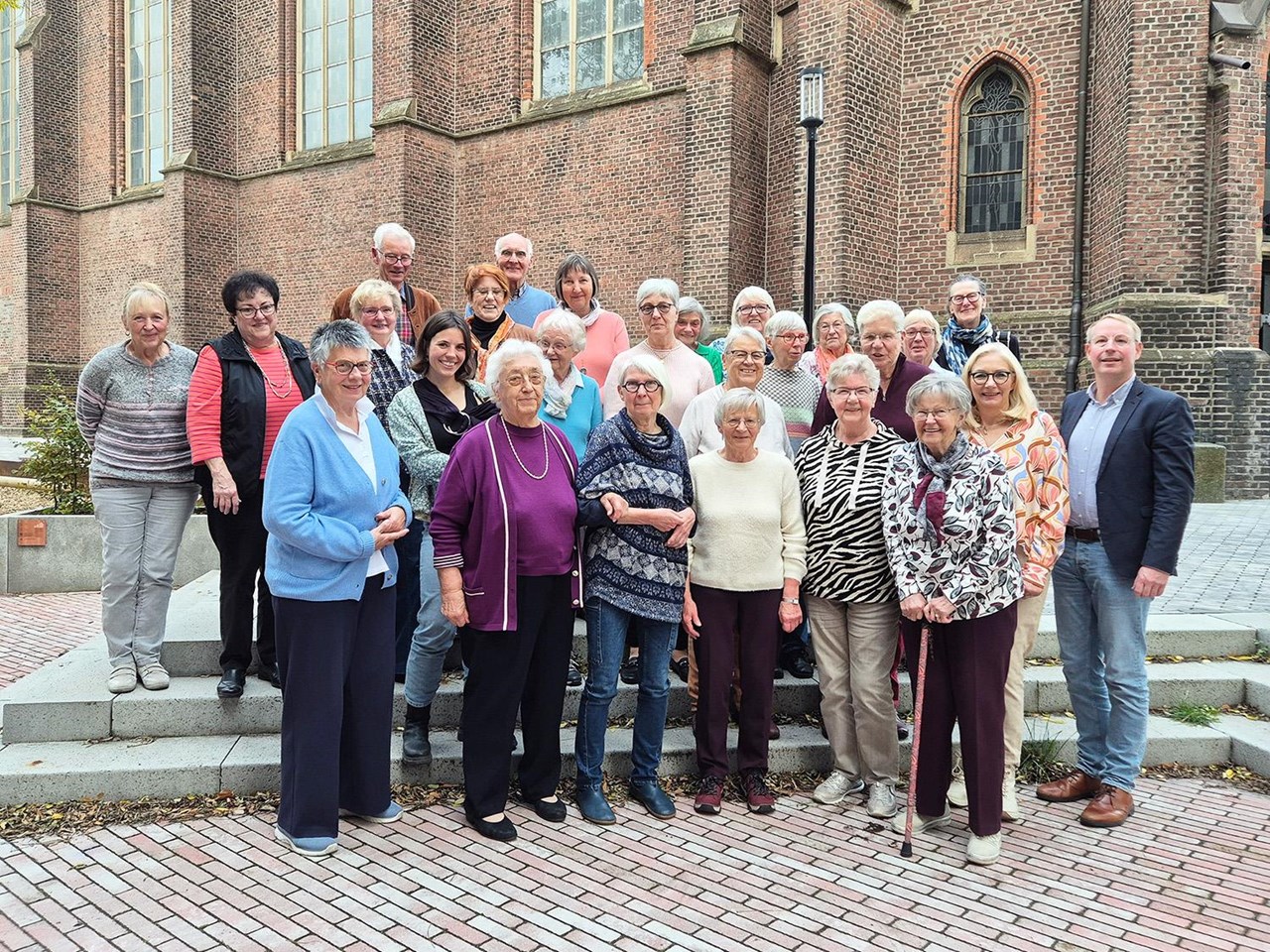 Caritasdirektor Michael Kreuzfelder (r.) gemeinsam mit den Ehrenamtlichen der Pfarrcaritas.