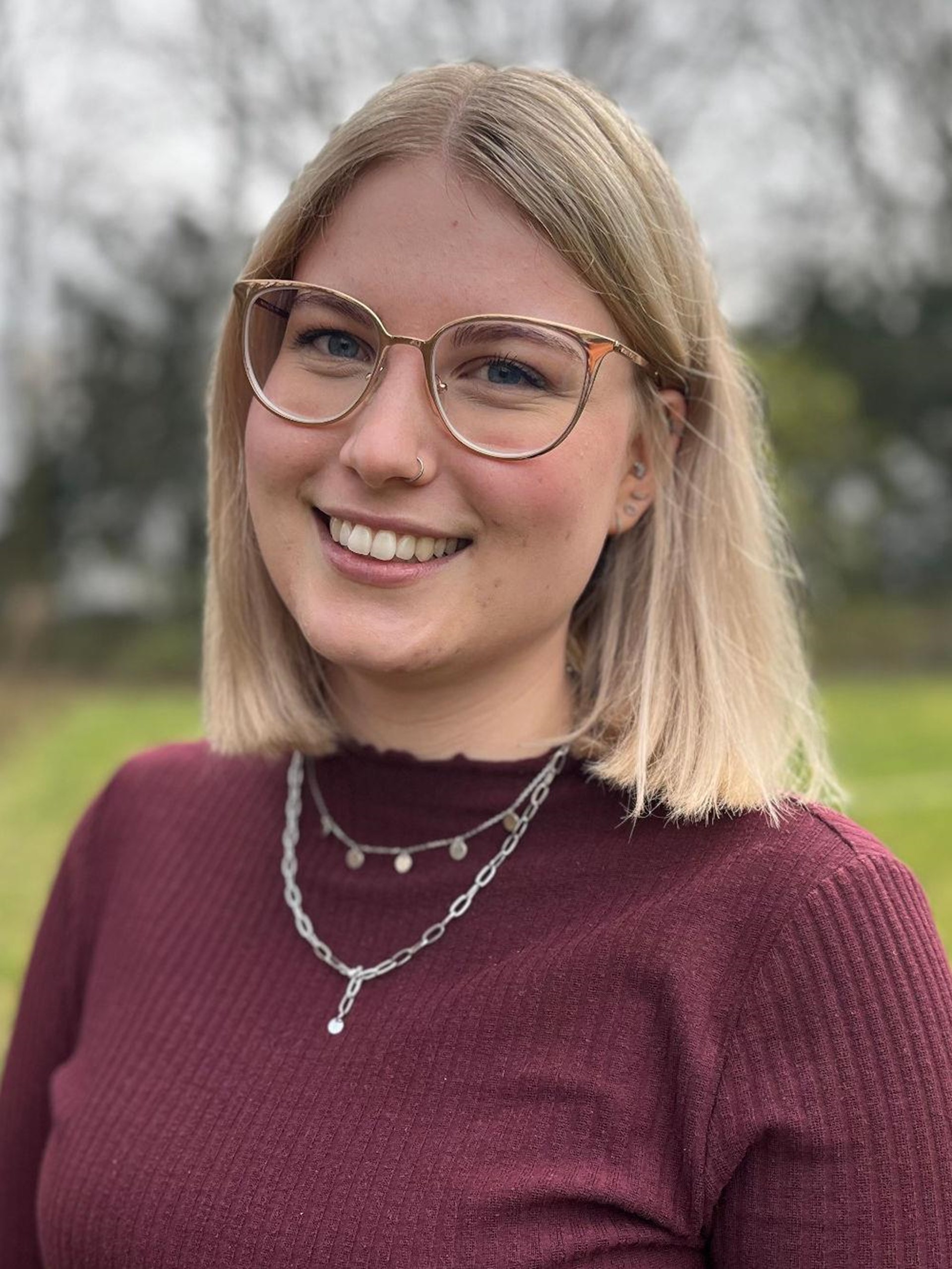 Porträtaufnahme einer jungen, blonden Frau 