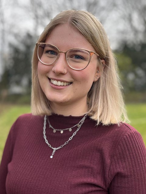 Porträtaufnahme einer jungen, blonden Frau 