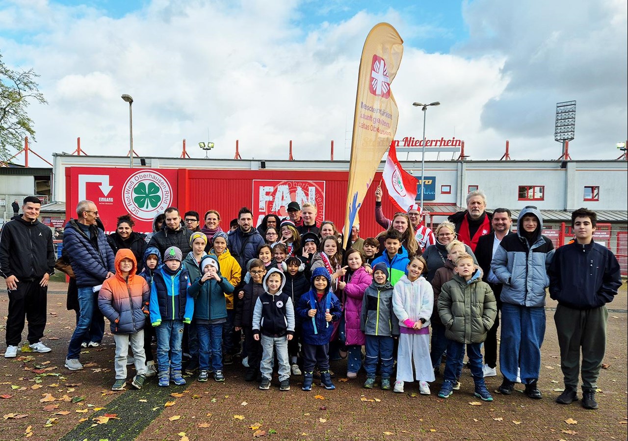 Große Freude bei Familien und Kindern beim Heimspiel von Rot-Weiß Oberhausen. Knapp 60 Kinder und Familien vor dem Stadion. 