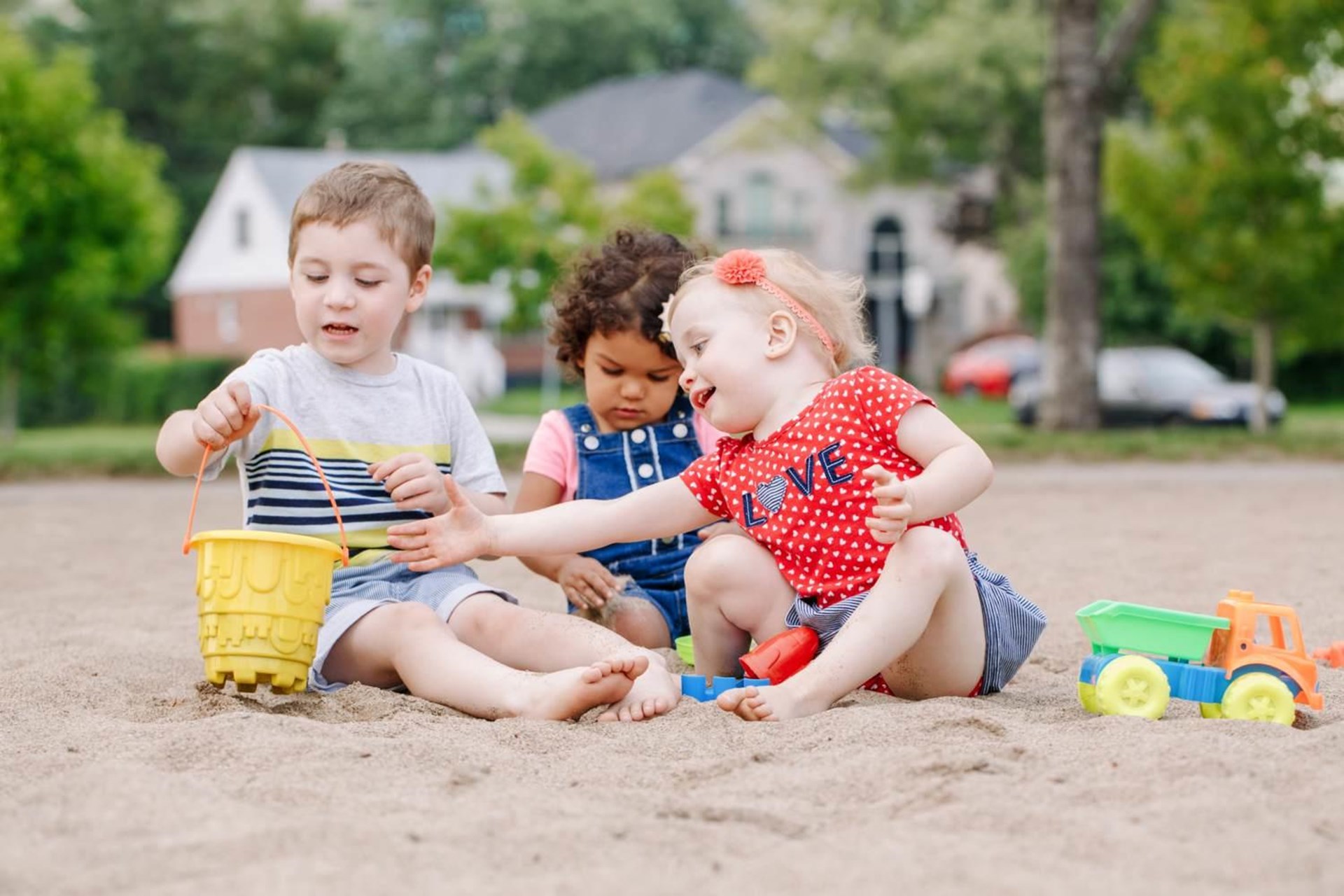 Kinder in Sandkasten