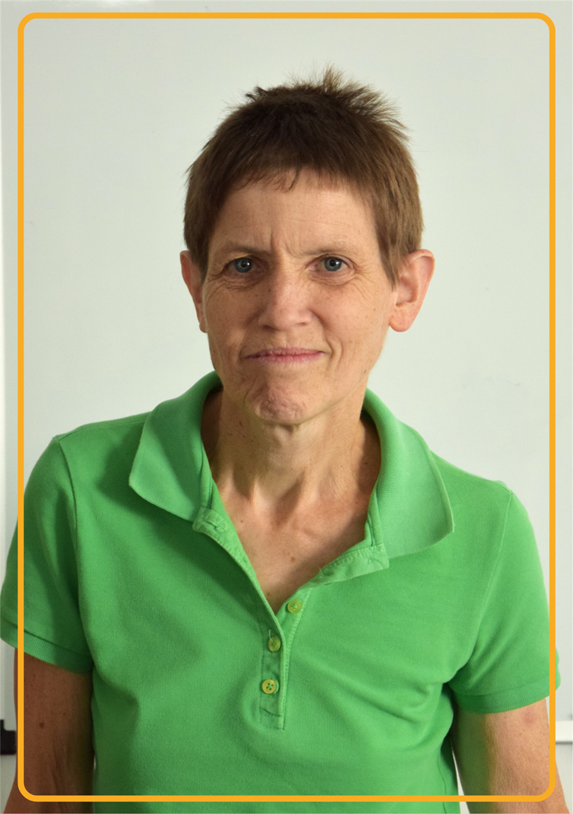 Portraitfoto einer Frau mit dunklen Haaren und grünem Shirt