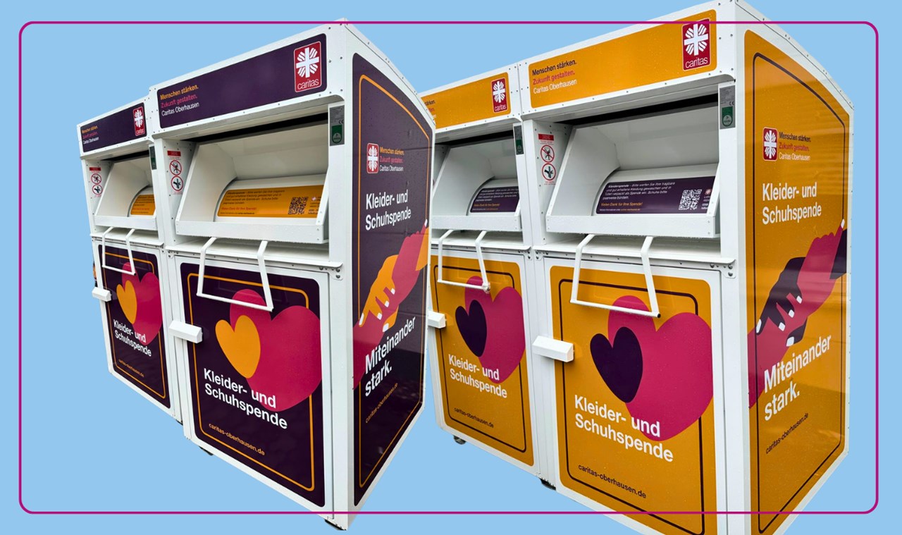 Auf dem Bild stehen mehrere Kleider- und Schuhspendencontainer der Caritas nebeneinander. Die Container sind in den Farben Weiß, Lila, Gelb und Pink gestaltet und tragen ein großes Herzsymbol. Der Hintergrund ist hellblau und wird von einem dünnen rosa Rahmen umgeben.